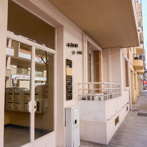 Entrée du cabinet d’ostéopathie au 34 boulevard Maréchal Foch à Antibes